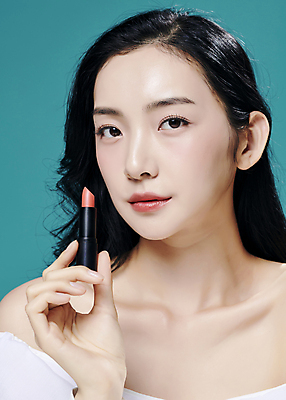 포토 JPG 스튜디오촬영 모델 우먼라이프 응시 여자 대학생 한명 들기 근접촬영 상반신 20대 성인 앞모습 뷰티 유행 화장품 한국인 립스틱 의료성형뷰티 성인여자한명만 초록배경 국내포토 1 학생 라이프스타일 시선 뷰포인트 백그라운드 모션 실내 사람 동양인 청년 초록색 여자한명만 성인여자만 파일형식