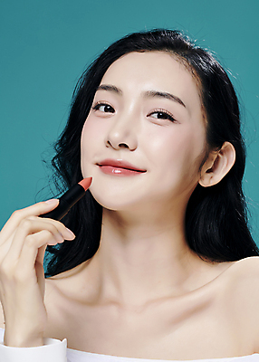 포토 JPG 스튜디오촬영 모델 우먼라이프 응시 여자 대학생 한명 미소 들기 근접촬영 상반신 20대 성인 앞모습 뷰티 유행 화장품 한국인 립스틱 의료성형뷰티 성인여자한명만 초록배경 국내포토 1 학생 라이프스타일 시선 뷰포인트 백그라운드 모션 실내 표정 사람 동양인 청년 초록색 여자한명만 성인여자만 파일형식