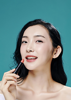 포토 JPG 스튜디오촬영 모델 우먼라이프 응시 여자 대학생 한명 미소 들기 근접촬영 상반신 20대 성인 앞모습 뷰티 유행 화장품 한국인 립스틱 의료성형뷰티 성인여자한명만 초록배경 국내포토 1 학생 라이프스타일 시선 뷰포인트 백그라운드 모션 실내 표정 사람 동양인 청년 초록색 여자한명만 성인여자만 파일형식