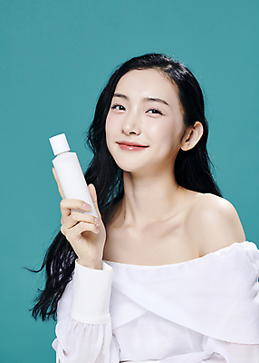 포토 JPG 스튜디오촬영 모델 우먼라이프 여자 대학생 한명 미소 들기 상반신 20대 성인 앞모습 뷰티 유행 화장품 한국인 의료성형뷰티 성인여자한명만 초록배경 국내포토 1 학생 라이프스타일 뷰포인트 백그라운드 모션 실내 표정 사람 동양인 청년 초록색 여자한명만 성인여자만 파일형식