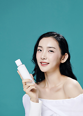 포토 JPG 스튜디오촬영 모델 우먼라이프 응시 여자 대학생 한명 미소 들기 상반신 20대 성인 앞모습 뷰티 유행 화장품 한국인 의료성형뷰티 성인여자한명만 초록배경 국내포토 1 학생 라이프스타일 시선 뷰포인트 백그라운드 모션 실내 표정 사람 동양인 청년 초록색 여자한명만 성인여자만 파일형식