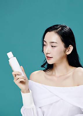 포토 JPG 스튜디오촬영 모델 우먼라이프 응시 여자 대학생 한명 들기 상반신 20대 성인 앞모습 뷰티 유행 화장품 한국인 의료성형뷰티 성인여자한명만 초록배경 국내포토 1 학생 라이프스타일 시선 뷰포인트 백그라운드 모션 실내 사람 동양인 청년 초록색 여자한명만 성인여자만 파일형식