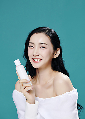 포토 JPG 스튜디오촬영 모델 우먼라이프 응시 여자 대학생 한명 미소 상반신 20대 성인 앞모습 옆모습 뷰티 유행 화장품 한국인 의료성형뷰티 성인여자한명만 초록배경 국내포토 1 학생 라이프스타일 시선 뷰포인트 백그라운드 실내 표정 사람 동양인 청년 초록색 여자한명만 성인여자만 파일형식