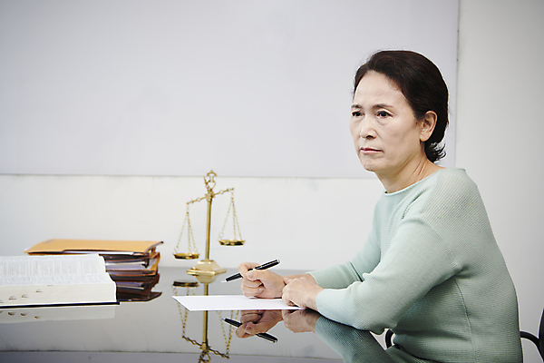 포토 JPG 스튜디오촬영 여자 노년 할머니 실내 무표정 한명 들기 상반신 옆모습 실버라이프 사무실 한국인 60대 고민 문서 법 문서작성 상심 서류작성 이혼 황혼이혼 노인여자한명만 국내포토 1 라이프스타일 감정 뷰포인트 비즈니스 모션 표정 사람 동양인 성인 내부 기록 여자한명만 노인여자만 파일형식