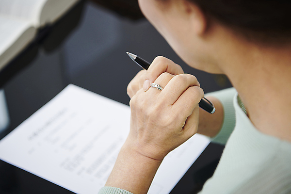 포토 JPG 스튜디오촬영 여자 노년 할머니 실내 한명 들기 상반신 뒷모습 아웃포커스 실버라이프 사무실 볼펜 한국인 60대 소프트포커스 문서 결혼반지 법 손맞잡기 이혼 황혼이혼 노인여자한명만 이혼서류 국내포토 1 라이프스타일 뷰포인트 결혼 비즈니스 모션 촬영기법 사람 동양인 성인 내부 펜 손잡기 반지 여자한명만 노인여자만 파일형식