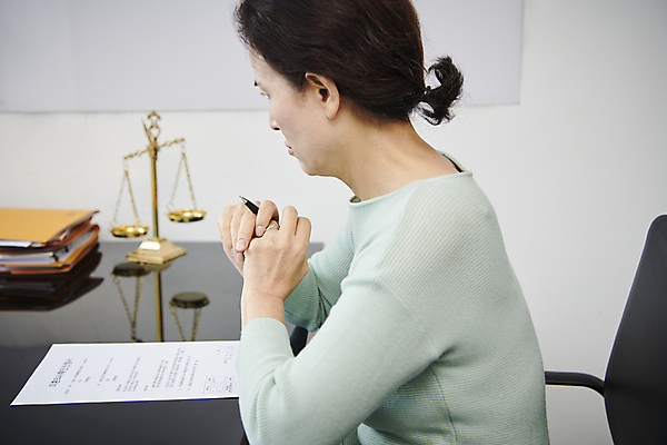 포토 JPG 스튜디오촬영 여자 노년 할머니 실내 한명 상반신 옆모습 실버라이프 사무실 한국인 60대 고민 문서 법 손맞잡기 이혼 황혼이혼 노인여자한명만 이혼서류 국내포토 1 라이프스타일 감정 뷰포인트 비즈니스 사람 동양인 성인 내부 손잡기 여자한명만 노인여자만 파일형식