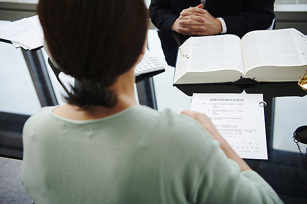 포토 JPG 스튜디오촬영 손 여자 노년 할머니 실내 한명 상반신 뒷모습 신체부위 실버라이프 사무실 한국인 60대 법률가 상담 법 마주앉기 변호사 법전 이혼 황혼이혼 노인여자한명만 이혼서류 국내포토 직업 1 라이프스타일 뷰포인트 비즈니스 사람 앉기 동양인 성인 내부 책 여자한명만 노인여자만 파일형식