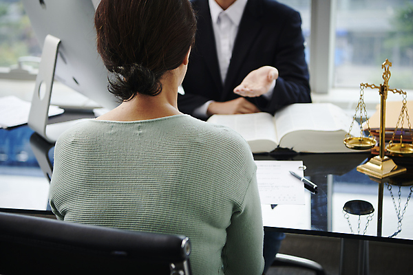 포토 JPG 스튜디오촬영 여자 노년 남자 할머니 실내 상반신 성인 두명 앞모습 뒷모습 아웃포커스 실버라이프 사무실 손들기 한국인 60대 법률가 상담 법 마주앉기 변호사 이혼 황혼이혼 국내포토 직업 라이프스타일 뷰포인트 비즈니스 모션 촬영기법 사람 앉기 동양인 내부 파일형식