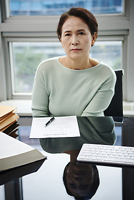 포토 JPG 스튜디오촬영 응시 여자 노년 할머니 실내 무표정 한명 상반신 앞모습 실버라이프 사무실 반사 한국인 60대 고민 법 이혼 황혼이혼 노인여자한명만 이혼서류 국내포토 1 라이프스타일 시선 감정 뷰포인트 비즈니스 표정 사람 동양인 성인 내부 여자한명만 노인여자만 파일형식