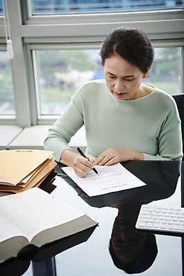 포토 JPG 스튜디오촬영 여자 노년 할머니 실내 한명 들기 상반신 앞모습 실버라이프 사무실 반사 한국인 60대 문서 법 문서작성 서류작성 이혼 황혼이혼 노인여자한명만 이혼서류 국내포토 1 라이프스타일 뷰포인트 비즈니스 모션 사람 동양인 성인 내부 기록 여자한명만 노인여자만 파일형식