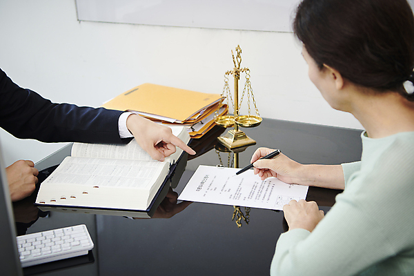 포토 JPG 스튜디오촬영 손 여자 노년 할머니 실내 한명 들기 상반신 옆모습 신체부위 실버라이프 사무실 한국인 가리킴 60대 상담 문서 법 문서작성 서류작성 이혼 황혼이혼 노인여자한명만 이혼서류 국내포토 1 라이프스타일 뷰포인트 비즈니스 모션 사람 동양인 손짓 성인 내부 기록 여자한명만 노인여자만 파일형식