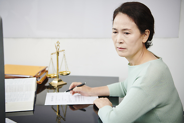 포토 JPG 스튜디오촬영 응시 여자 노년 할머니 실내 무표정 한명 들기 상반신 옆모습 실버라이프 사무실 한국인 60대 고민 문서 법 상심 이혼 황혼이혼 노인여자한명만 국내포토 1 라이프스타일 시선 감정 뷰포인트 비즈니스 모션 표정 사람 동양인 성인 내부 여자한명만 노인여자만 파일형식