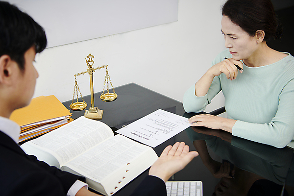 포토 JPG 스튜디오촬영 여자 노년 남자 할머니 실내 들기 상반신 성인 두명 옆모습 실버라이프 사무실 손들기 턱괴기 한국인 60대 법률가 고민 상담 법 마주앉기 변호사 이혼 황혼이혼 국내포토 직업 라이프스타일 감정 뷰포인트 비즈니스 모션 사람 앉기 동양인 내부 파일형식