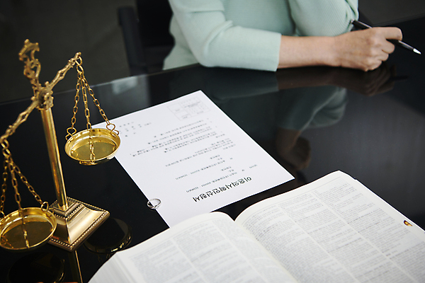 포토 JPG 스튜디오촬영 여자 노년 할머니 실내 한명 들기 상반신 앞모습 실버라이프 사무실 한국인 60대 법 양팔저울 법전 이혼 황혼이혼 노인여자한명만 이혼서류 국내포토 1 라이프스타일 뷰포인트 비즈니스 모션 저울 사람 동양인 성인 내부 책 여자한명만 노인여자만 파일형식