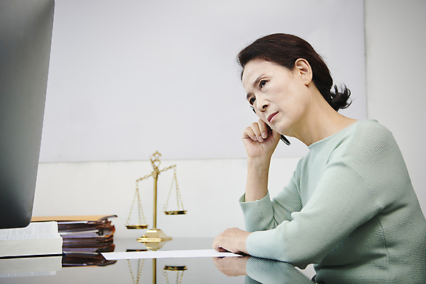 포토 JPG 스튜디오촬영 응시 여자 노년 할머니 생각 실내 무표정 한명 상반신 옆모습 실버라이프 사무실 턱괴기 한국인 60대 고민 법 이혼 황혼이혼 노인여자한명만 국내포토 1 라이프스타일 시선 감정 뷰포인트 비즈니스 모션 표정 사람 동양인 성인 내부 여자한명만 노인여자만 파일형식