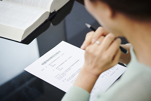 포토 JPG 스튜디오촬영 여자 노년 할머니 실내 한명 상반신 뒷모습 실버라이프 사무실 한국인 60대 소프트포커스 문서 법 손맞잡기 이혼 황혼이혼 노인여자한명만 이혼서류 국내포토 1 라이프스타일 뷰포인트 비즈니스 촬영기법 사람 동양인 성인 내부 손잡기 여자한명만 노인여자만 파일형식