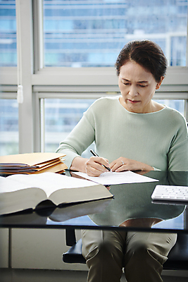 포토 JPG 스튜디오촬영 여자 노년 할머니 실내 한명 앉기 상반신 앞모습 실버라이프 사무실 한국인 60대 문서 법 문서작성 서류작성 이혼 황혼이혼 노인여자한명만 이혼서류 국내포토 1 라이프스타일 뷰포인트 비즈니스 모션 사람 동양인 성인 내부 기록 여자한명만 노인여자만 파일형식