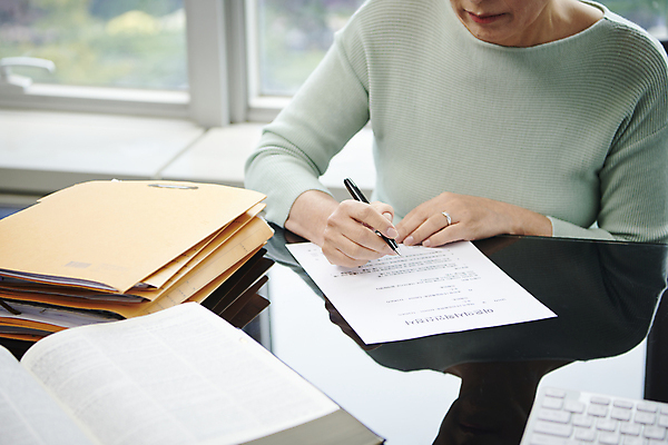 포토 JPG 스튜디오촬영 여자 노년 할머니 실내 한명 들기 상반신 앞모습 실버라이프 사무실 한국인 60대 문서 법 문서작성 서류작성 이혼 황혼이혼 노인여자한명만 이혼서류 국내포토 1 라이프스타일 뷰포인트 비즈니스 모션 사람 동양인 성인 내부 기록 여자한명만 노인여자만 파일형식