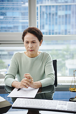 포토 JPG 스튜디오촬영 여자 노년 할머니 생각 실내 무표정 한명 상반신 앞모습 실버라이프 사무실 한국인 60대 고민 법 손모으기 상심 이혼 황혼이혼 노인여자한명만 국내포토 1 라이프스타일 감정 뷰포인트 비즈니스 표정 사람 동양인 손짓 성인 내부 여자한명만 노인여자만 파일형식