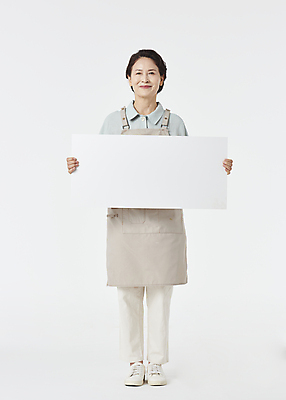포토 JPG 스튜디오촬영 전신 배너 여자 노년 할머니 사각프레임 실내 한명 서기 미소 들기 앞모습 실버라이프 앞치마 기쁨 한국인 60대 흰배경 창업 자영업 노인여자한명만 소상공인 국내포토 직업 1 라이프스타일 감정 뷰포인트 백그라운드 비즈니스 모션 프레임 표정 사람 동양인 성인 내부 경제 사각형 흰색 상인 여자한명만 노인여자만 파일형식