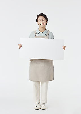 포토 JPG 스튜디오촬영 전신 배너 여자 노년 할머니 사각프레임 실내 한명 서기 미소 들기 앞모습 실버라이프 앞치마 기쁨 한국인 60대 흰배경 창업 자영업 노인여자한명만 소상공인 국내포토 직업 1 라이프스타일 감정 뷰포인트 백그라운드 비즈니스 모션 프레임 표정 사람 동양인 성인 내부 경제 사각형 흰색 상인 여자한명만 노인여자만 파일형식