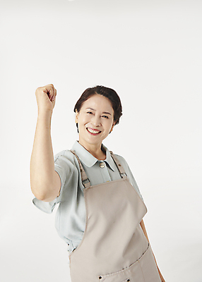 포토 JPG 스튜디오촬영 여자 노년 할머니 실내 한명 웃음 상반신 앞모습 실버라이프 파이팅 앞치마 주먹 기쁨 한국인 60대 흰배경 창업 자영업 노인여자한명만 소상공인 국내포토 직업 1 라이프스타일 감정 뷰포인트 백그라운드 비즈니스 모션 표정 사람 동양인 성인 내부 경제 흰색 상인 여자한명만 노인여자만 파일형식