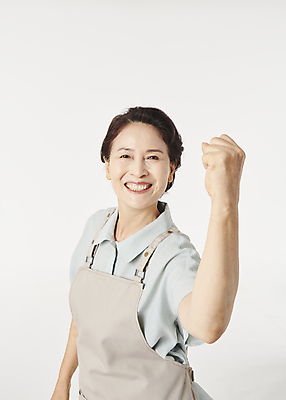 포토 JPG 스튜디오촬영 여자 노년 할머니 실내 한명 미소 웃음 상반신 앞모습 옆모습 실버라이프 파이팅 앞치마 주먹 기쁨 한국인 60대 흰배경 창업 자영업 노인여자한명만 소상공인 국내포토 직업 1 라이프스타일 감정 뷰포인트 백그라운드 비즈니스 모션 표정 사람 동양인 성인 내부 경제 흰색 상인 여자한명만 노인여자만 파일형식