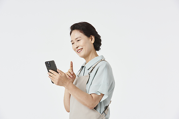 포토 JPG 스튜디오촬영 응시 여자 노년 할머니 실내 한명 웃음 들기 상반신 옆모습 실버라이프 스마트폰 앞치마 기쁨 한국인 60대 흰배경 창업 자영업 노인여자한명만 소상공인 국내포토 직업 1 라이프스타일 시선 감정 뷰포인트 백그라운드 비즈니스 모션 표정 사람 동양인 성인 내부 경제 핸드폰 스마트기기 흰색 상인 여자한명만 노인여자만 파일형식