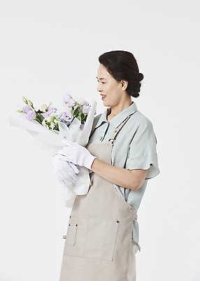 포토 JPG 스튜디오촬영 응시 여자 노년 할머니 꽃다발 실내 한명 미소 들기 상반신 옆모습 실버라이프 앞치마 기쁨 한국인 60대 흰배경 창업 자영업 노인여자한명만 소상공인 국내포토 직업 1 라이프스타일 시선 꽃 감정 뷰포인트 백그라운드 비즈니스 모션 표정 사람 동양인 성인 내부 경제 흰색 상인 여자한명만 노인여자만 파일형식