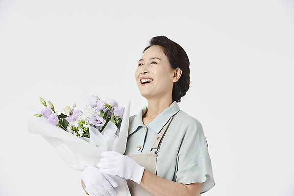 포토 JPG 스튜디오촬영 여자 노년 할머니 꽃다발 실내 한명 미소 웃음 들기 상반신 옆모습 실버라이프 앞치마 기쁨 한국인 60대 흰배경 창업 자영업 노인여자한명만 소상공인 국내포토 직업 1 라이프스타일 꽃 감정 뷰포인트 백그라운드 비즈니스 모션 표정 사람 동양인 성인 내부 경제 흰색 상인 여자한명만 노인여자만 파일형식