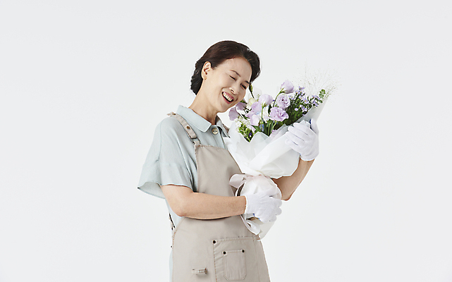 포토 JPG 스튜디오촬영 여자 노년 할머니 꽃다발 안기 실내 한명 미소 웃음 들기 상반신 옆모습 실버라이프 앞치마 기쁨 한국인 60대 흰배경 창업 자영업 노인여자한명만 소상공인 국내포토 직업 1 라이프스타일 꽃 감정 뷰포인트 백그라운드 비즈니스 모션 표정 사람 동양인 성인 내부 경제 흰색 상인 여자한명만 노인여자만 파일형식