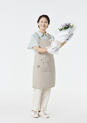 포토 JPG 스튜디오촬영 전신 여자 노년 할머니 꽃다발 실내 한명 서기 미소 들기 앞모습 실버라이프 앞치마 기쁨 한국인 60대 흰배경 창업 자영업 노인여자한명만 소상공인 국내포토 직업 1 라이프스타일 꽃 감정 뷰포인트 백그라운드 비즈니스 모션 표정 사람 동양인 성인 내부 경제 흰색 상인 여자한명만 노인여자만 파일형식