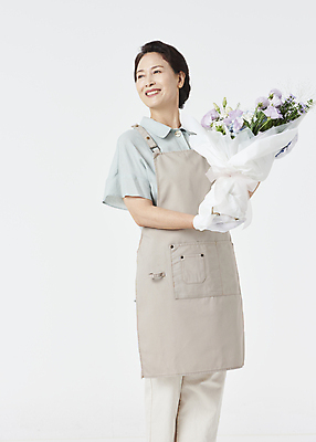 포토 JPG 스튜디오촬영 여자 노년 할머니 꽃다발 실내 한명 미소 들기 상반신 옆모습 실버라이프 앞치마 기쁨 한국인 60대 흰배경 창업 자영업 노인여자한명만 소상공인 국내포토 직업 1 라이프스타일 꽃 감정 뷰포인트 백그라운드 비즈니스 모션 표정 사람 동양인 성인 내부 경제 흰색 상인 여자한명만 노인여자만 파일형식