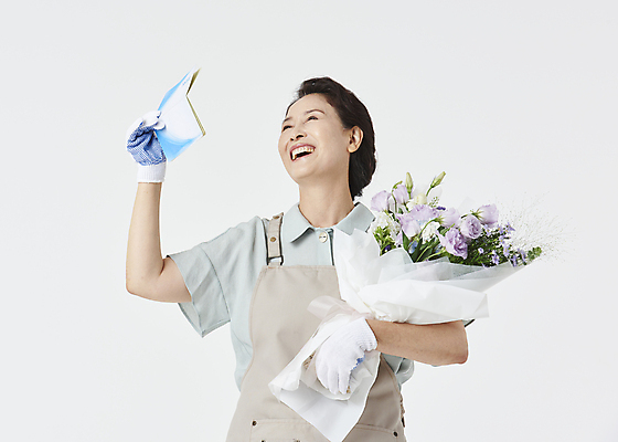 포토 JPG 스튜디오촬영 여자 노년 행복 할머니 꽃다발 실내 한명 웃음 들기 상반신 앞모습 금융 실버라이프 앞치마 기쁨 한국인 60대 흰배경 통장 창업 자영업 노인여자한명만 소상공인 국내포토 직업 1 라이프스타일 꽃 감정 뷰포인트 백그라운드 비즈니스 모션 표정 사람 동양인 성인 내부 경제 흰색 상인 여자한명만 노인여자만 파일형식
