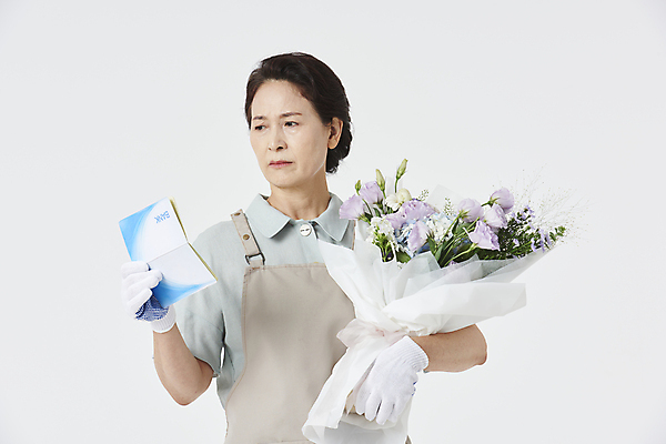 포토 JPG 스튜디오촬영 응시 여자 노년 할머니 꽃다발 생각 실내 무표정 한명 들기 상반신 앞모습 금융 실버라이프 앞치마 한국인 60대 고민 흰배경 통장 창업 자영업 심각 노인여자한명만 소상공인 국내포토 직업 1 라이프스타일 시선 꽃 감정 뷰포인트 백그라운드 컨셉 비즈니스 모션 표정 사람 동양인 성인 내부 경제 흰색 상인 여자한명만 노인여자만 파일형식