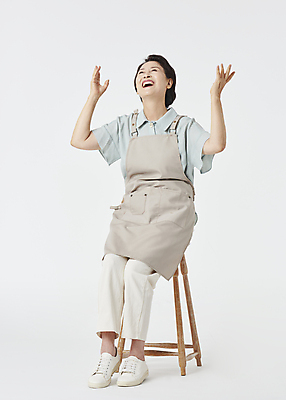 포토 JPG 스튜디오촬영 전신 여자 노년 할머니 의자 실내 한명 미소 손짓 앞모습 실버라이프 손들기 앞치마 기쁨 한국인 올려보기 60대 흰배경 고개들기 창업 자영업 걸터앉기 노인여자한명만 소상공인 국내포토 직업 1 라이프스타일 감정 뷰포인트 가구 백그라운드 비즈니스 모션 표정 사람 앉기 동양인 성인 내부 경제 흰색 상인 여자한명만 노인여자만 파일형식