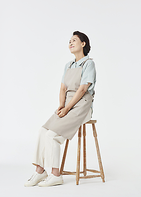 포토 JPG 스튜디오촬영 전신 여자 노년 할머니 의자 실내 한명 미소 옆모습 실버라이프 앞치마 기쁨 한국인 60대 흰배경 창업 자영업 손모으기 걸터앉기 노인여자한명만 소상공인 국내포토 직업 1 라이프스타일 감정 뷰포인트 가구 백그라운드 비즈니스 표정 사람 앉기 동양인 손짓 성인 내부 경제 흰색 상인 여자한명만 노인여자만 파일형식