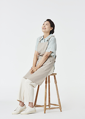 포토 JPG 스튜디오촬영 전신 여자 노년 할머니 의자 실내 한명 미소 옆모습 실버라이프 앞치마 기쁨 한국인 60대 흰배경 창업 자영업 손모으기 걸터앉기 노인여자한명만 소상공인 국내포토 직업 1 라이프스타일 감정 뷰포인트 가구 백그라운드 비즈니스 표정 사람 앉기 동양인 손짓 성인 내부 경제 흰색 상인 여자한명만 노인여자만 파일형식