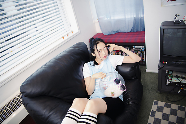 포토 JPG 우먼라이프 응시 여자 실내 한명 앉기 손짓 상반신 20대 성인 앞모습 소파 뷰티 한국인 잡기 어항 의료성형뷰티 싱글라이프 성인여자한명만 힙스터 뉴트로 국내포토 1 라이프스타일 시선 패션 뷰포인트 의자 모션 사람 동양인 청년 내부 복고 여자한명만 성인여자만 파일형식