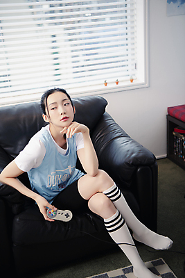 포토 JPG 전신 우먼라이프 응시 여자 실내 한명 들기 앉기 20대 성인 앞모습 옆모습 소파 뷰티 턱괴기 한국인 다리꼬기 게임콘트롤러 곁눈질 의료성형뷰티 싱글라이프 성인여자한명만 힙스터 뉴트로 국내포토 1 라이프스타일 시선 패션 뷰포인트 의자 모션 사람 동양인 청년 내부 게임기 복고 여자한명만 성인여자만 파일형식