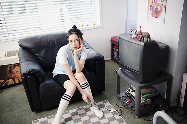 포토 JPG 전신 우먼라이프 응시 여자 실내 한명 들기 앉기 20대 성인 앞모습 소파 뷰티 텔레비전 턱괴기 한국인 게임콘트롤러 의료성형뷰티 싱글라이프 성인여자한명만 힙스터 뉴트로 국내포토 1 라이프스타일 시선 패션 뷰포인트 의자 모션 사람 동양인 청년 내부 전자제품 게임기 복고 여자한명만 성인여자만 파일형식