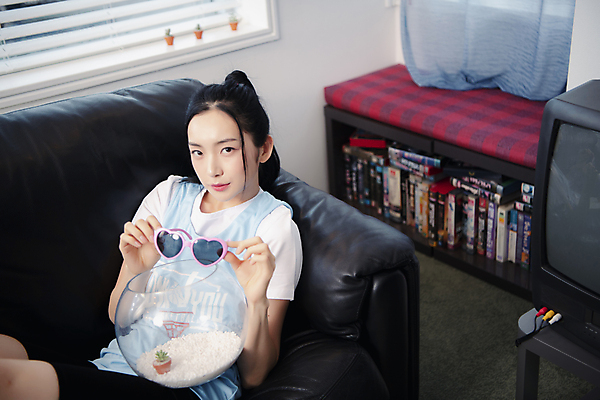 포토 JPG 우먼라이프 응시 여자 실내 한명 미소 들기 상반신 20대 성인 앞모습 소파 선글라스 뷰티 기댐 한국인 어항 의료성형뷰티 싱글라이프 성인여자한명만 힙스터 뉴트로 국내포토 1 라이프스타일 시선 패션 안경 뷰포인트 의자 모션 표정 사람 동양인 청년 내부 복고 여자한명만 성인여자만 파일형식