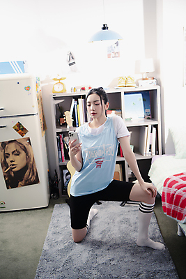 포토 JPG 전신 우먼라이프 응시 여자 실내 한명 들기 20대 성인 앞모습 스마트폰 뷰티 한국인 무릎꿇기 셀프카메라 의료성형뷰티 싱글라이프 성인여자한명만 힙스터 뉴트로 국내포토 1 라이프스타일 시선 패션 뷰포인트 모션 사람 동양인 청년 내부 핸드폰 스마트기기 사진촬영 복고 여자한명만 성인여자만 파일형식