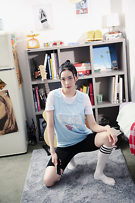 포토 JPG 전신 우먼라이프 응시 여자 실내 한명 들기 20대 성인 앞모습 스마트폰 뷰티 한국인 무릎꿇기 의료성형뷰티 싱글라이프 성인여자한명만 힙스터 뉴트로 국내포토 1 라이프스타일 시선 패션 뷰포인트 모션 사람 동양인 청년 내부 핸드폰 스마트기기 복고 여자한명만 성인여자만 파일형식