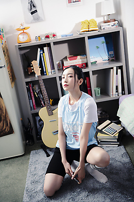 포토 JPG 전신 우먼라이프 응시 여자 실내 무표정 한명 들기 20대 성인 앞모습 스마트폰 뷰티 한국인 무릎꿇기 의료성형뷰티 싱글라이프 성인여자한명만 힙스터 뉴트로 국내포토 1 라이프스타일 시선 패션 감정 뷰포인트 모션 표정 사람 동양인 청년 내부 핸드폰 스마트기기 복고 여자한명만 성인여자만 파일형식