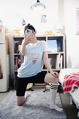 포토 JPG 전신 우먼라이프 여자 실내 한명 들기 20대 성인 앞모습 스마트폰 뷰티 한국인 무릎꿇기 셀프카메라 얼굴가리기 의료성형뷰티 싱글라이프 성인여자한명만 힙스터 뉴트로 국내포토 1 라이프스타일 패션 뷰포인트 모션 사람 동양인 청년 내부 핸드폰 스마트기기 사진촬영 가림 복고 여자한명만 성인여자만 파일형식