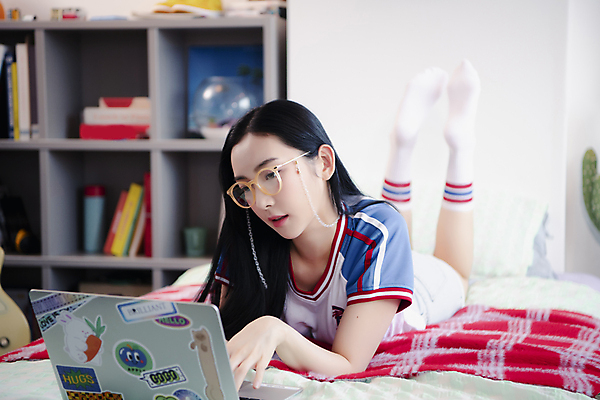 포토 JPG 전신 우먼라이프 응시 여자 안경 엎드리기 실내 한명 20대 성인 앞모습 노트북 뷰티 한국인 침대 의료성형뷰티 싱글라이프 성인여자한명만 힙스터 뉴트로 국내포토 1 라이프스타일 시선 잡화 패션 뷰포인트 가구 모션 사람 동양인 청년 내부 전자제품 복고 여자한명만 성인여자만 파일형식