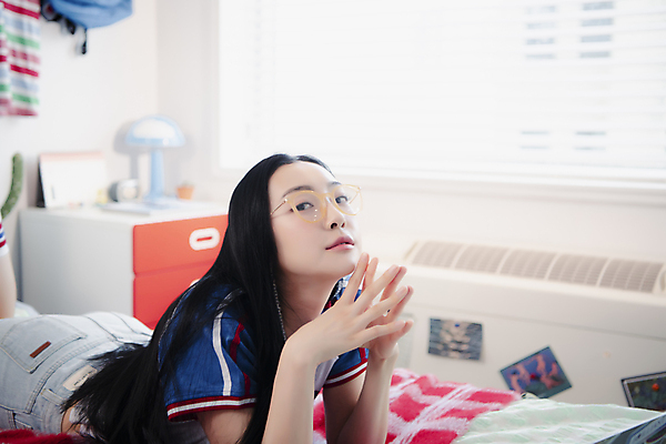 포토 JPG 우먼라이프 응시 여자 안경 엎드리기 실내 한명 미소 상반신 20대 성인 옆모습 뷰티 한국인 손모으기 의료성형뷰티 싱글라이프 성인여자한명만 힙스터 뉴트로 국내포토 1 라이프스타일 시선 잡화 패션 뷰포인트 모션 표정 사람 동양인 손짓 청년 내부 복고 여자한명만 성인여자만 파일형식