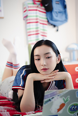 포토 JPG 전신 우먼라이프 여자 엎드리기 실내 한명 20대 성인 앞모습 아웃포커스 뷰티 턱괴기 한국인 다리들기 의료성형뷰티 싱글라이프 성인여자한명만 힙스터 뉴트로 국내포토 1 라이프스타일 패션 뷰포인트 모션 촬영기법 사람 동양인 청년 내부 복고 여자한명만 성인여자만 파일형식