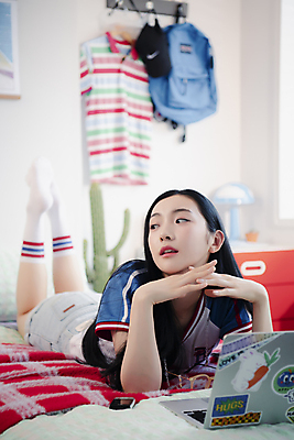 포토 JPG 전신 우먼라이프 응시 여자 엎드리기 실내 한명 20대 성인 앞모습 아웃포커스 노트북 뷰티 한국인 손모으기 다리들기 의료성형뷰티 싱글라이프 성인여자한명만 힙스터 뉴트로 국내포토 1 라이프스타일 시선 패션 뷰포인트 모션 촬영기법 사람 동양인 손짓 청년 내부 전자제품 복고 여자한명만 성인여자만 파일형식